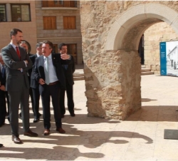 Don Felipe visitó la exposición de calle "100 años, 10 imágenes, 1 territorio"